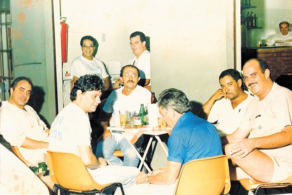 Nosso leitor e amigo Hércules manda esta foto de uma turma de frequentadores do bar que ele comandava, na rua Estevão Bourroul, no prédio onde funcionou a rádio Difusoras. Isso foi no ano de 1990. Da esquerda para a direita: Paulo Higino, Gazotinho, Manha